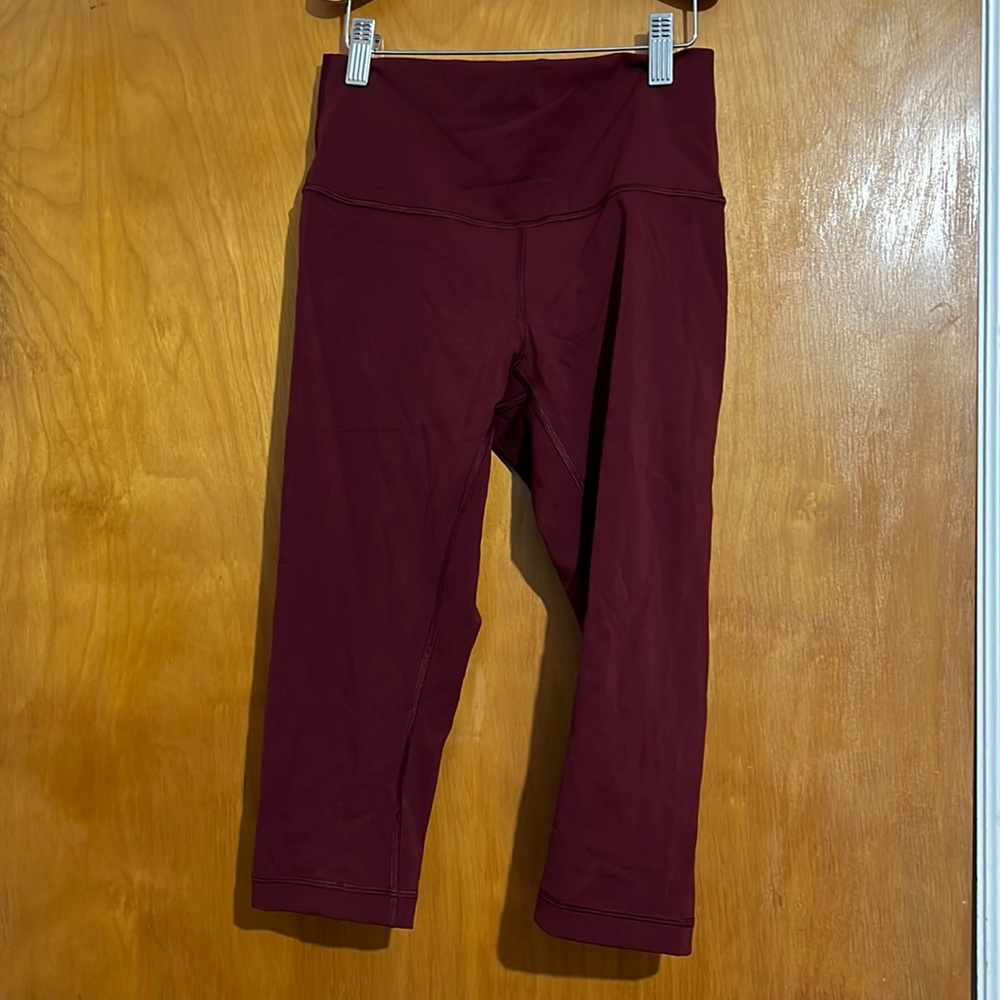 LULULEMON Crop Leggings Size: 6